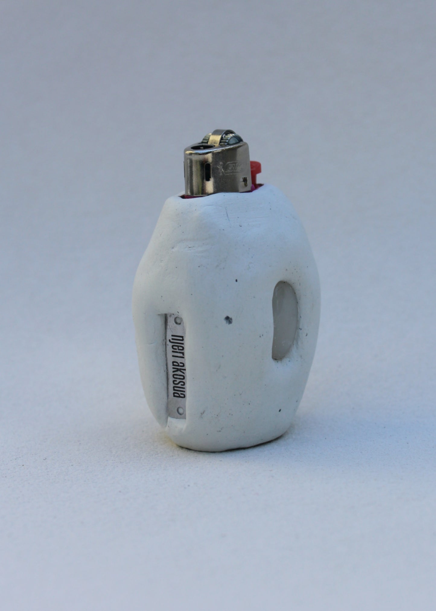 A single tiny pearl mini
