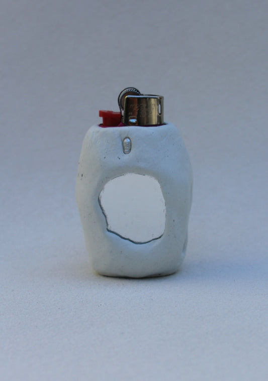 A single tiny pearl mini